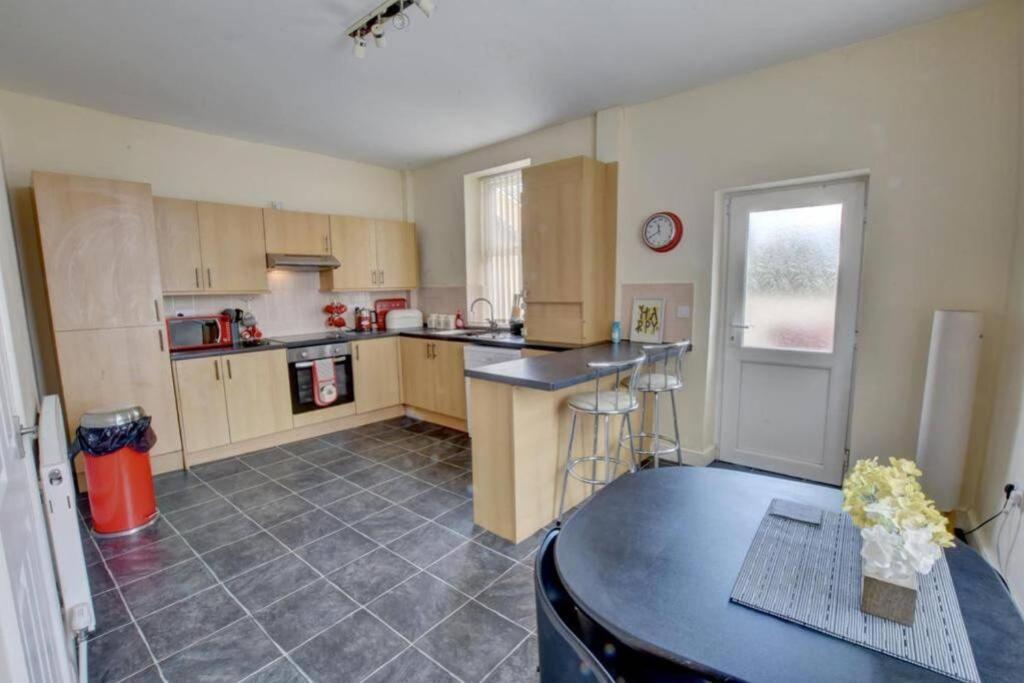 Pomfret House, 3 Bedrooms, Burnley Central, Contractors And Groups First Choice, Free Parking Εξωτερικό φωτογραφία